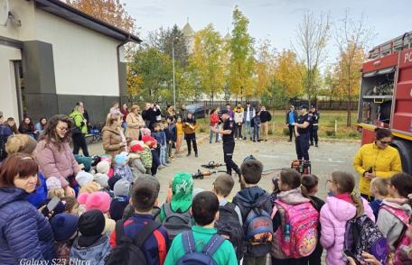 „Școala Altfel” alături de pompierii din Dorohoi - FOTO