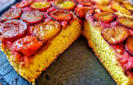 Prăjitură răsturnată cu prune