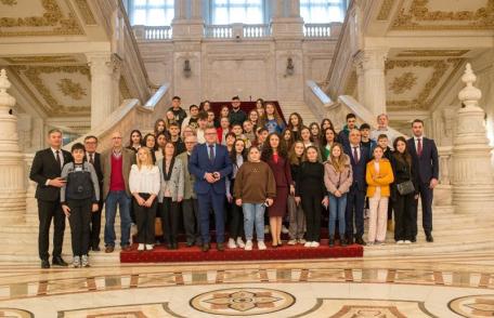 Elevi recompensați cu o vizită la Muzeul Militar Național și Palatul Parlamentului de deputatul Alexandra Huțu