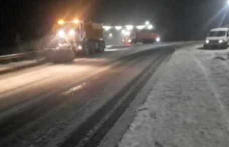 Atenție șoferi! Se circulă în condiții de iarnă pe mai multe sectoare de drum din zonele înalte!