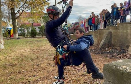 Exercițiu: evacuare în caz de cutremur, urmat de incendiu - FOTO