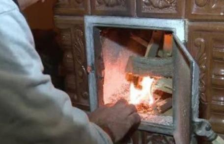 Bătrân rănit grav după ce a aruncat motorină în sobă