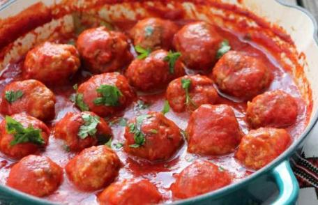 Chifteluțe de linte și sos de roșii