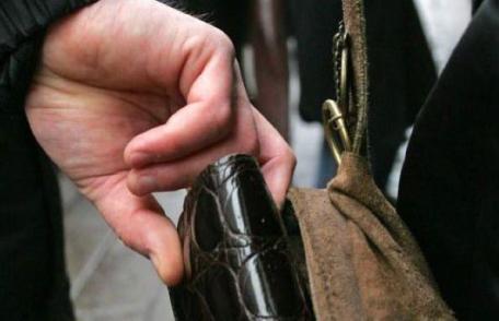 Tânăr din Botoșani reținut de polițiști după ce ar fi furat un portofel cu documente și bani