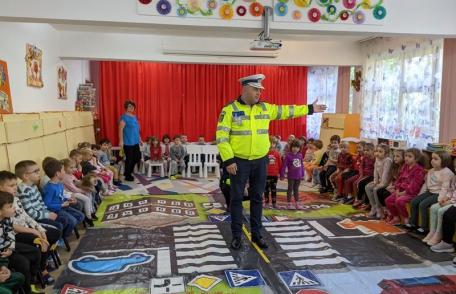 Polițiștii au predat o lecție de Educație rutieră la Grădinița nr. 15 Botoșani– FOTO