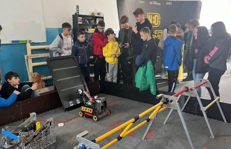 Prima lecție de robotică predată de echipa North East Dynamics de la Liceul „Regina Maria” Dorohoi - FOTO