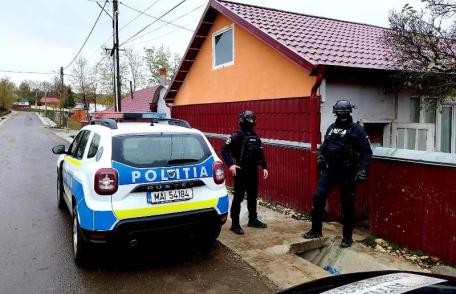 Percheziții la persoane bănuite de braconaj piscicol. Polițiștii au confiscat setci monofilament, o barcă, telefoane și peste 100 kg de pește