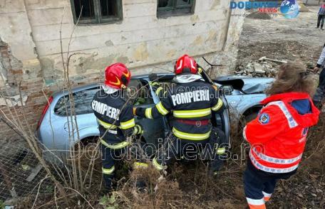 Accident la Dorohoi! O femeie a ajuns la spital după ce a pierdut controlul volanului și s-a izbit într-o clădire – FOTO