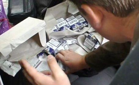 VIDEO - Tigari ascunse in bordul unui autoturism descoperite de politistii de frontiera ies