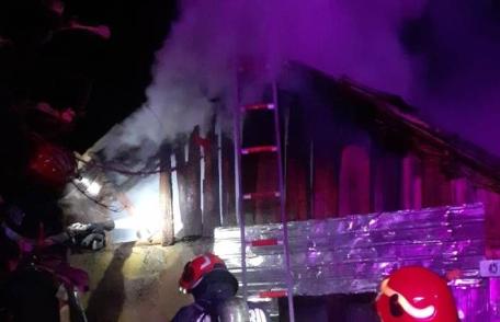 Bărbat rămas fără acoperiș deasupra capului în prag de iarnă. Incendiul a fost generat de un coș de fum deteriorat