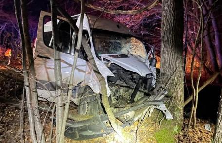 Accident la Vârfu Câmpului! Bărbat rănit după ce a a ajuns cu mașina în pădure și s-a izbit de un copac 