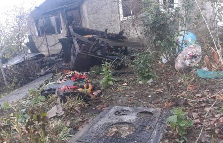 Fetiță de doi ani ajunsă la spital cu arsuri după ce a izbucnit un incendiu în camera în care se juca - FOTO