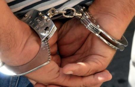 Botoșănean în vârstă de 22 de ani reținut de polițiști pentru proxenetism