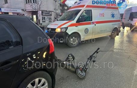 Accident în centrul municipiului Dorohoi! Bărbat aflat pe trotinetă electrică acroșat de un autoturism – FOTO