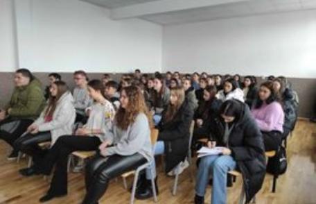 Bursa Profesiilor - Activitate de orientare profesională pentru elevii de la „Regina Maria” Dorohoi - FOTO
