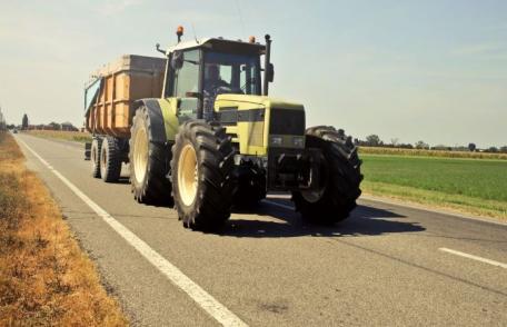 Conducerea tractoarelor pe drumurile publice ar putea fi acceptată cu permis de conducere din alte categorii