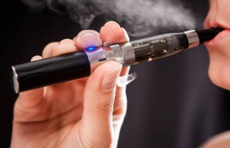 Noi măsuri restrictive pentru fumat și a vânzării țigărilor electronice. Amenzile pot ajunge și până la 20.000 de lei