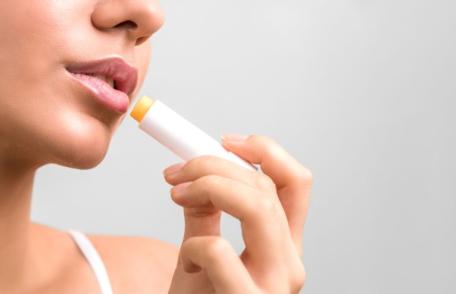 Balsamul de buze provoacă sau nu dependență?
