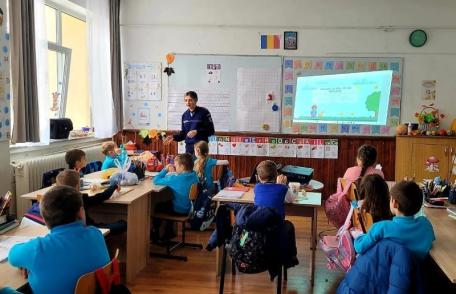 Polițiștii botoșăneni alături de copii, în „Școala siguranței Tedi”