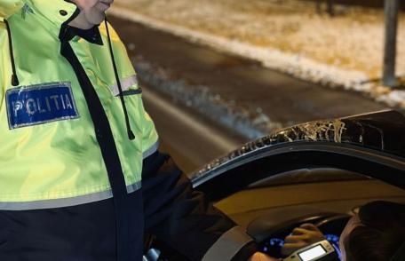 Tânăr ajuns după gratii după ce a încercat să fugă de polițiști, beat, drogat și fără permis la volan