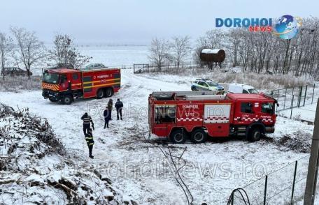 Deșeuri vegetale cuprinse de flăcări la ieșirea din Dorohoi. Pompierii au intervenit pentru stingere - FOTO