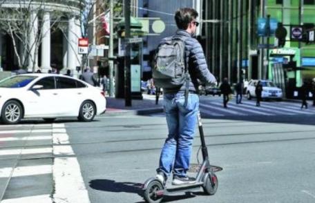 Președintele României a promulgat legea prin care poliția locală va putea sancționa conducătorii de trotinete electrice