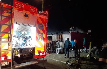 Familie rămasă sub cerul liber în prag de iarnă. Un incendiu le-a distrus casa