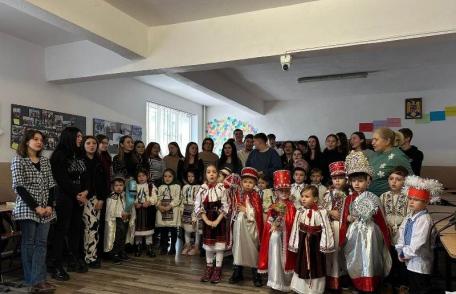 Întâlnire intergenerațională plină de lumină și bucurie – Liceul „Regina Maria” Dorohoi celebrează venirea sărbătorilor alături de cei mici  - FOTO
