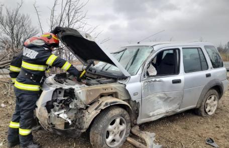 Un bărbat a avut nevoie de îngrijiri medicale după ce mașina pe care o conducea a părăsit partea carosabilă