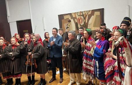 Ansamblul „Mugurelul – Mărgineanca” și reprezentantul ISJ au colindat Ministerul Educației - FOTO