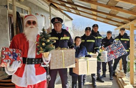 Pompierii de la Stația Săveni au adus bucurie pentru patru frați, asigurându-se că Moș Crăciun nu îi va ocoli - FOTO