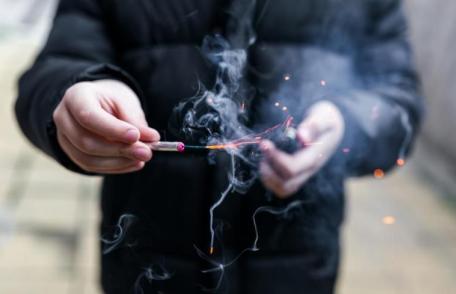 Băiat de 15 ani rănit grav după ce o petardă cumpărată de pe internet i-a explodat în mână