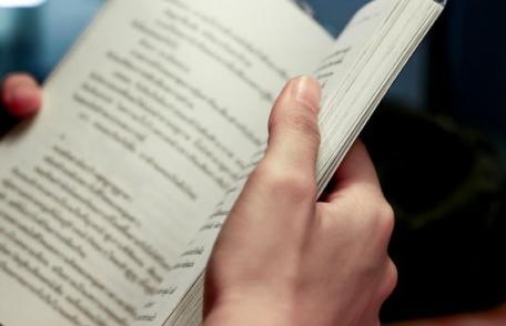 Explorând abisurile umane: O călătorie prin paginile cărții „Traume Ascunse” de Catherine Glindiner