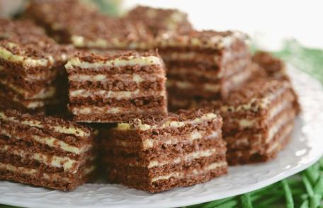 Prăjitură cu foi și cremă de ciocolată albă