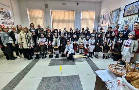 IȘJ Botoșani gazda a peste 1400 de copii care au transmis bucuria Crăciunului - FOTO