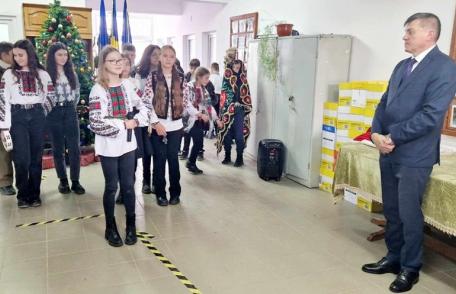 Elevii din comuna Ibănești au adus magia Crăciunului în Primărie prin colinde - FOTO