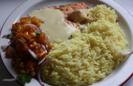 Somon cu orez și sos olandez