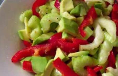 Salată cu avocado, tulpini de țelină și ardei