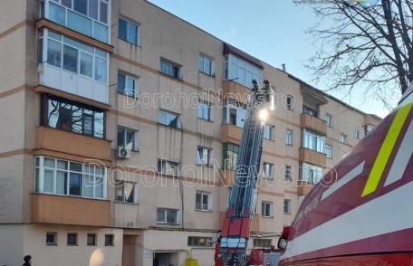 Femeie din Dorohoi rămasă blocată în propriul apartament. Pompierii au intervenit cu autoscara