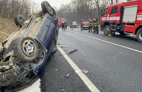 Mașină răsturnată la Zăicești! Două persoane au ajuns la spital după impactul dintre două autoturisme - FOTO