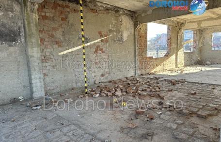 Copilul căzut de la etaj preluat de elicopterul SMURD de la Dorohoi. Polițiștii fac cercetări la locul incidentului - FOTO