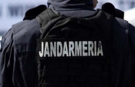 O femeie care se afla în casă cu cei doi copii și amenința că se sinucide, calmată de jandarmi