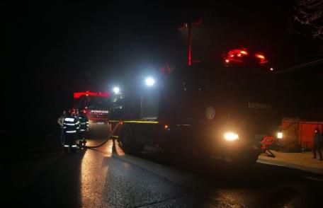 Început de an cu ghinion! O bucătărie de vară și acoperișul unei case au fost cuprinse de flăcări - FOTO 