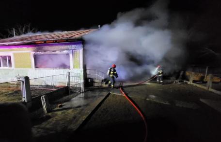 Casă din Cândești cuprinsă de flăcări în prima zi din an - FOTO