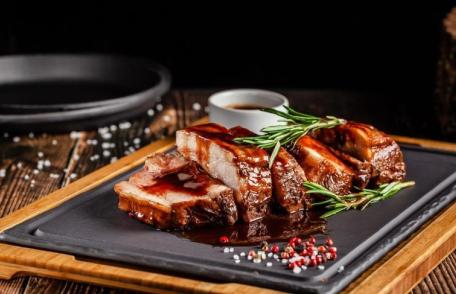 Friptură de porc cu sos de vin roșu