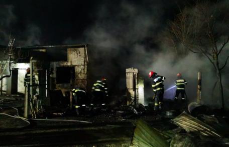 Incendiu violent, într-o localitate botoșăneană, provocat de un coș de fum neprotejat termic – FOTO