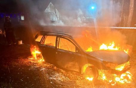 Mașina unui cetățean din Lunca s-a făcut scrum în această dimineață – FOTO