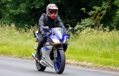 Președintele României a sesizat la CCR legea care permite șoferilor deținători de permis categoria B să conducă și motociclete de 125 cmc