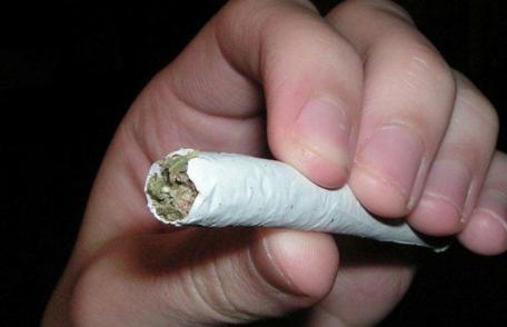 Un polițist din Botoșani aflat în timpul liber a depistat doi tineri care aveau droguri asupra lor