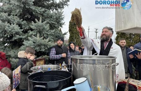 Bobotează 2024: Credincioșii din Dorohoi au primit agheasma mare. Gerul Bobotezei a fost înlocuit de vreme primăvăratică - FOTO